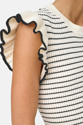 Pull-over blanc de JDY, avec des rayures noires horizontales et un col volant avec une bordure noire.