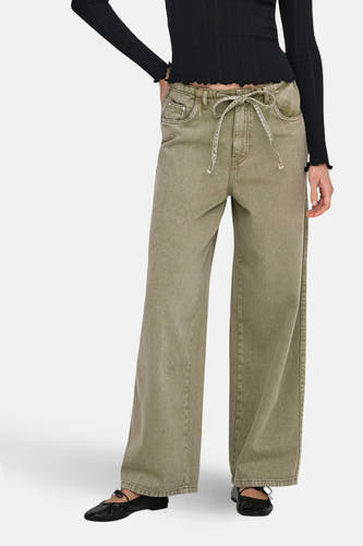 Jean vert de ONLY, avec une large ceche et un ceintce.