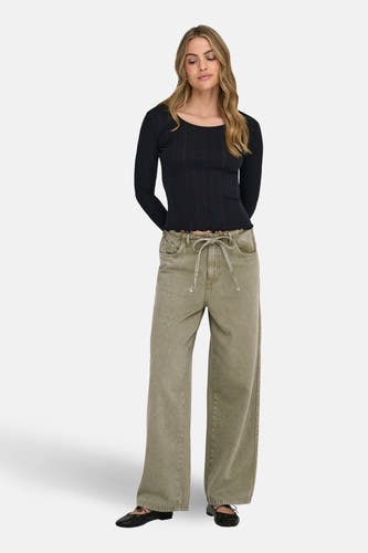 Groene jeans van ONLY, met een brede pijp en een strikceintuur.