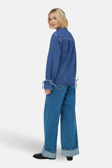 Chemise en jean bleu moyen en denim de ONLY, à manches longues et avec détails à nouer aux poignets.