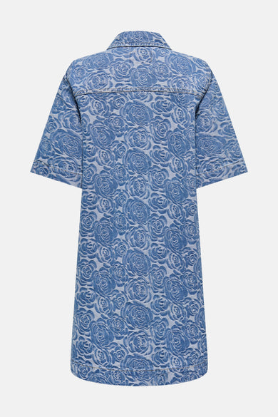 Denim kleedje met korte mouwen in mid blue denim, van ONLY, met rozenpatroon over het hele kleedje.
