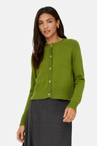 Cardigan vert de ONLY, avec des manches longues et une fermeture à boutons, porté avec une jupe grise.