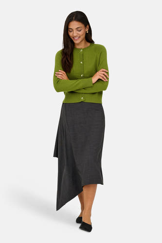 Groene cardigan van ONLY, met lange mouwen en knoopsluiting, gedragen met een grijze rok.
