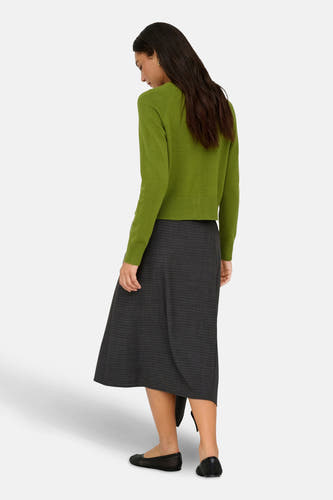 Cardigan vert de ONLY, porté avec une jupe grise rayée et des chaussures noires.