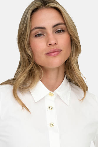 Chemise blanche à longues manches de ONLY, avec des boutons dorés et un col classique.