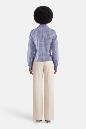 Chemise bleue à manches longues de JDY, avec motif à carreaux, associée à un pantalon crème.