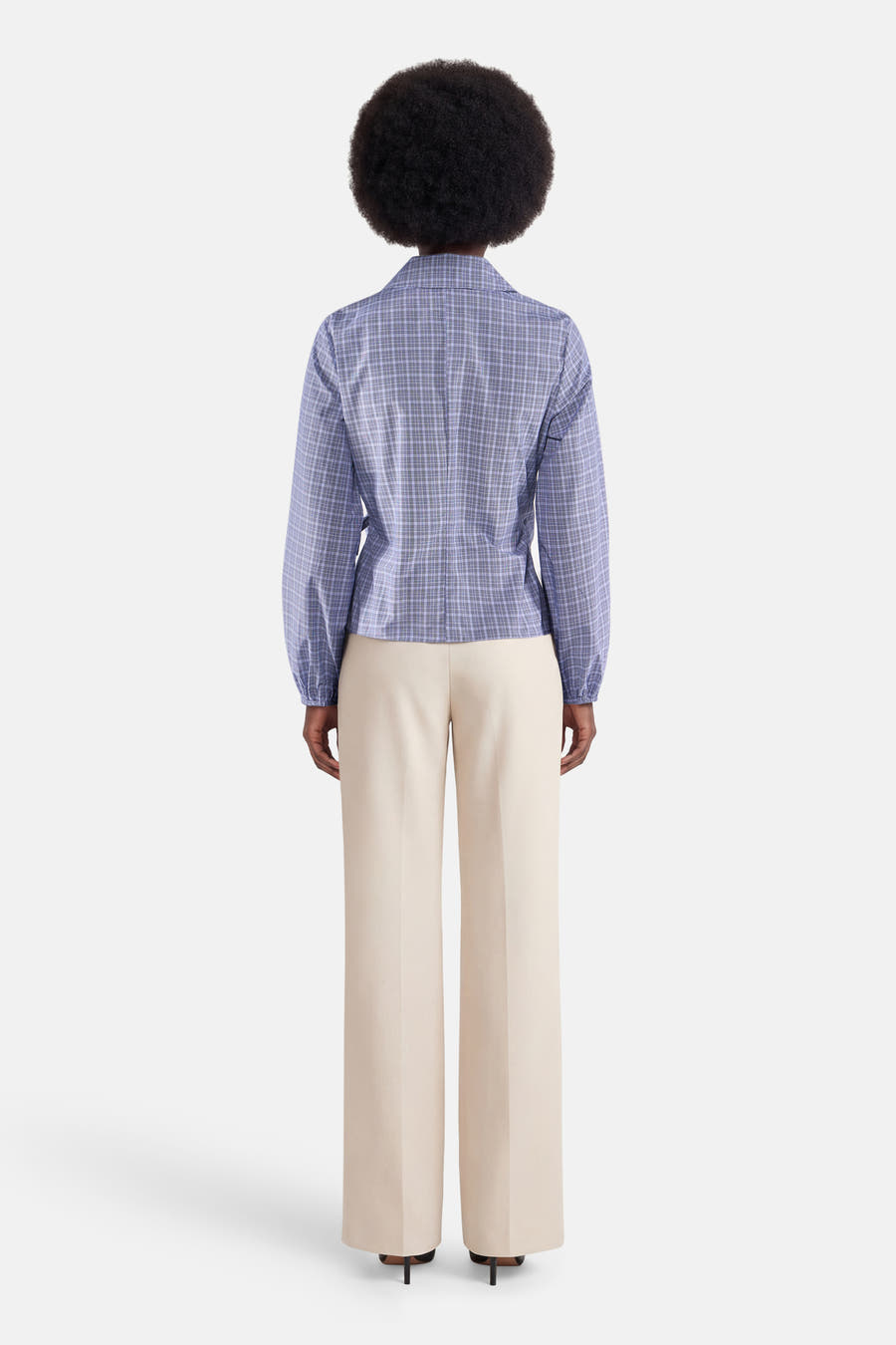 Chemise bleue à manches longues de JDY, avec motif à carreaux, associée à un pantalon crème.