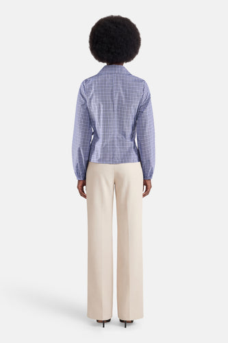 Chemise bleue à manches longues de JDY, avec motif à carreaux, associée à un pantalon crème.