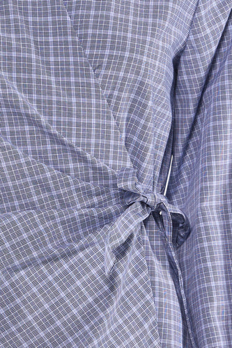 Blauw, geruit overhemd met lange mouwen van JDY, met een geknoopte tailleband.
