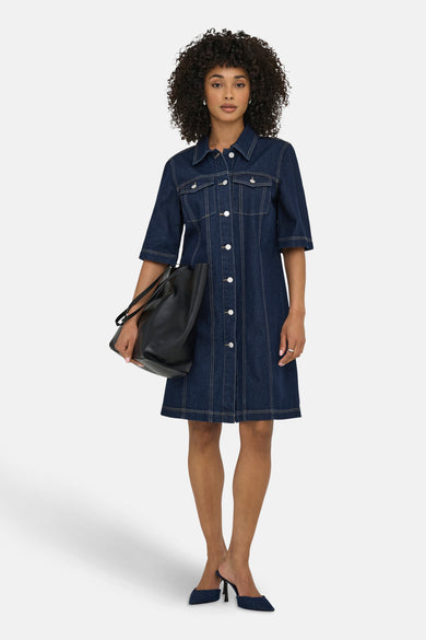 Jupe en denim bleu marine à manches courtes de JDY, avec des boutons blancs et une poche main noire.