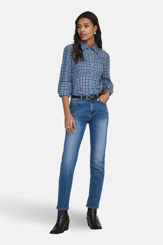 Blauw, lange mouwen hemd van ONLY, met geruite print, gedragen met jeans en laarzen.
