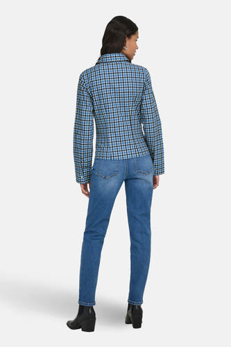 Chemise bleue à manches longues ONLY, à motif à carreaux, à combiner avec un jean et des bottes noires.
