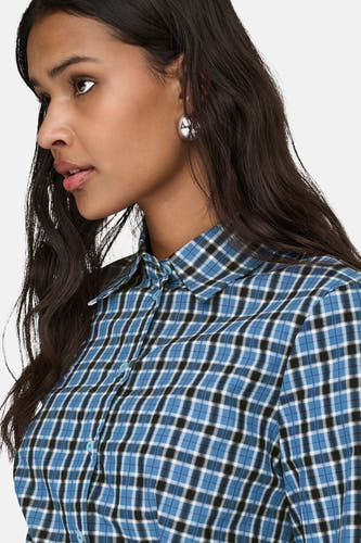 Chemise bleue à manches longues de ONLY, avec un motif à carreaux bleu, noir et blanc.