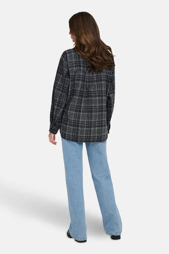 Gris, chemise à longues manches de JDY, avec un motif rayé, portée avec un jean bleu.