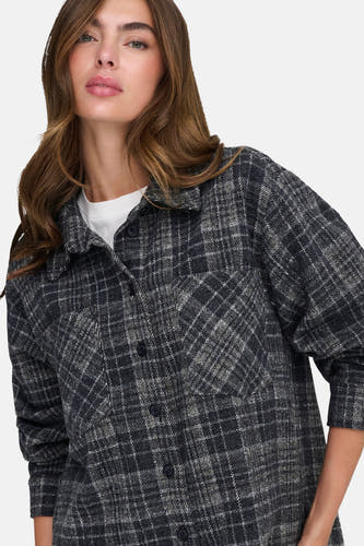 Gris, chemise à longues manches de JDY, avec un motif rayé et portée sur un T-shirt blanc.