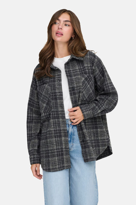 Chemise à manches longues en gris de JDY, portée avec un T-shirt blanc et des jeans bleus.