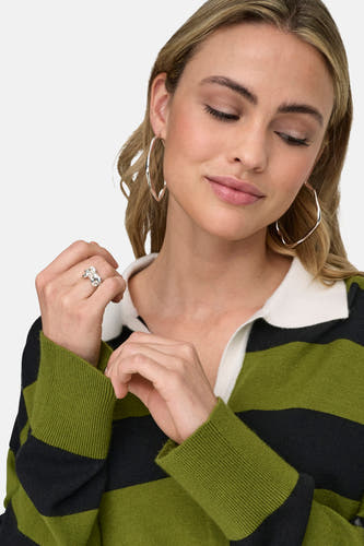 T-shirt vert de ONLY avec des rayures noires et un col blanc, porté avec une bague d'argent et des boucles d'oreilles.