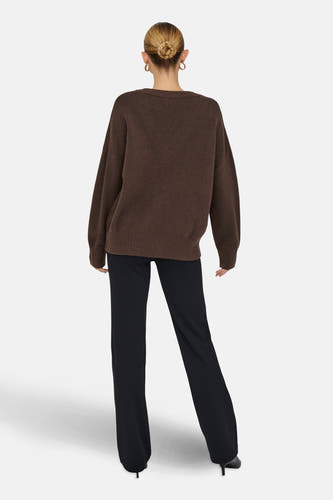 Sweat à capuche V-hals de ONLY, porté avec un pantalon noir et des chaussures, vue arrière.