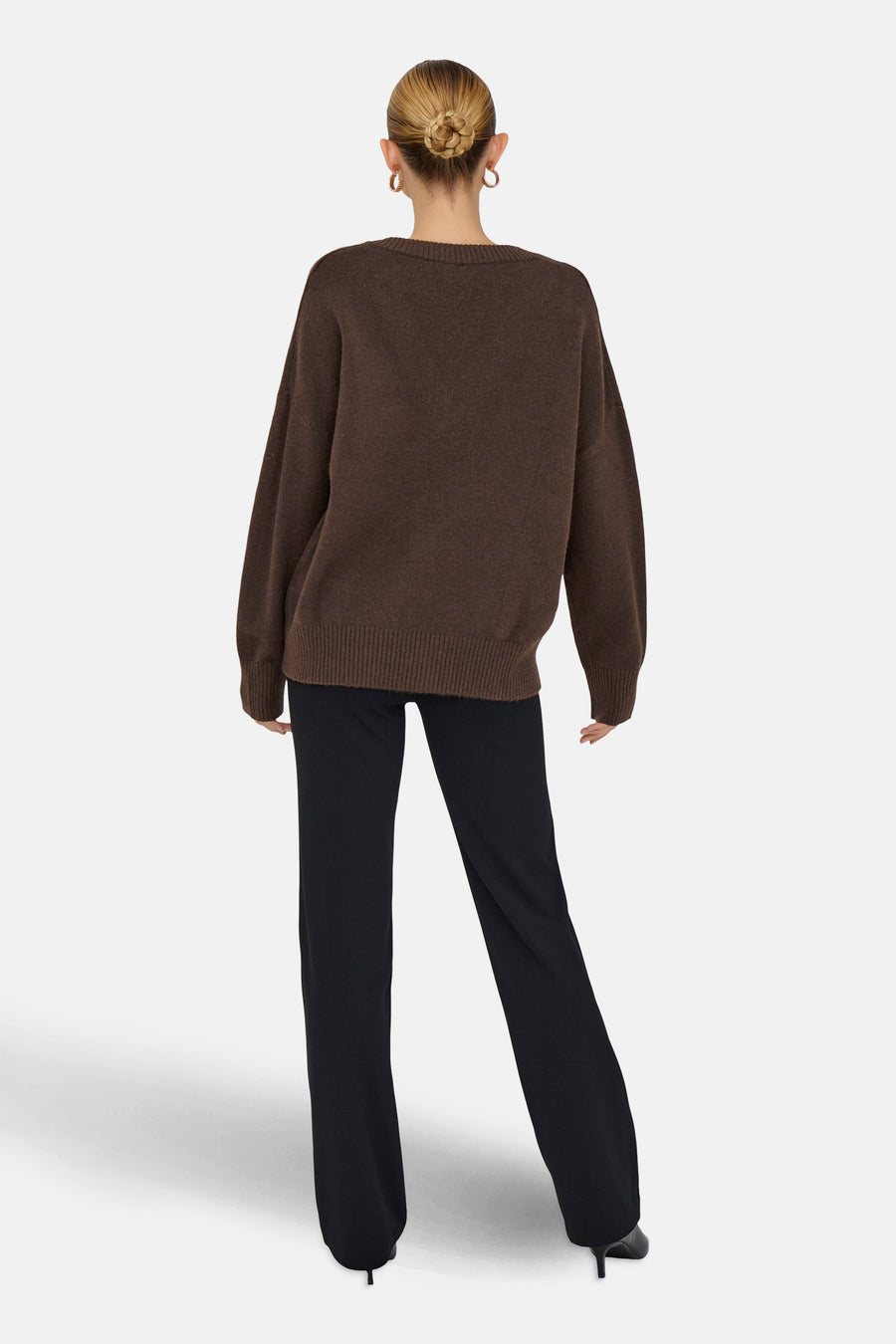 Sweat à capuche V-hals de ONLY, porté avec un pantalon noir et des chaussures, vue arrière.