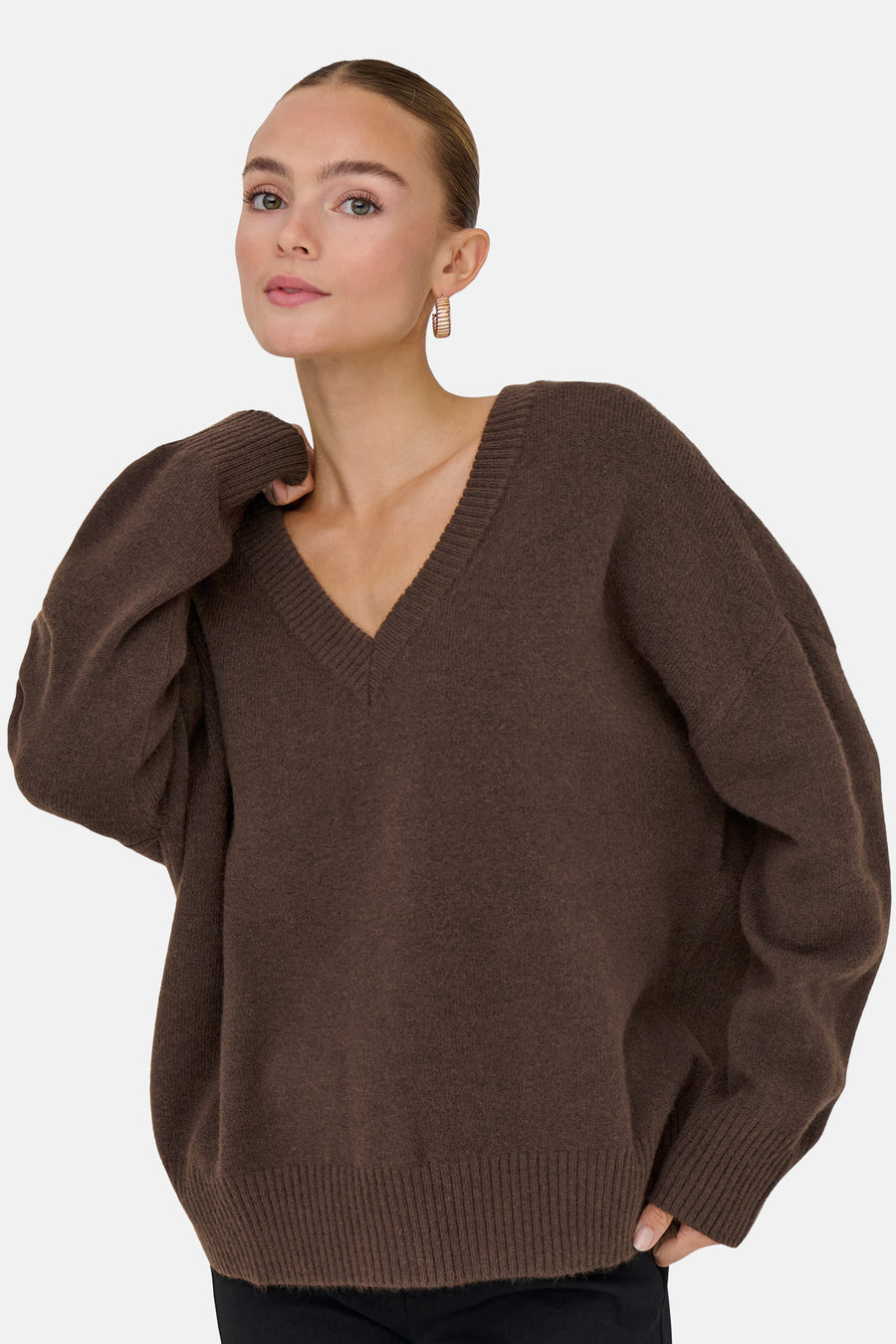 Pull marron avec col V d'ONLY, avec des manches longues et une coupe décontractée.