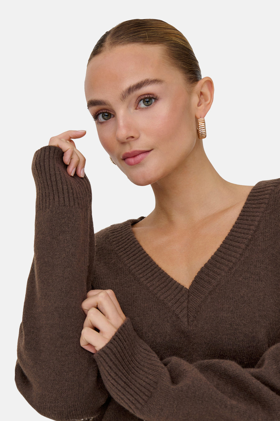 Pull marron avec col en V d'ONLY, avec des manches longues et de fines côtes.
