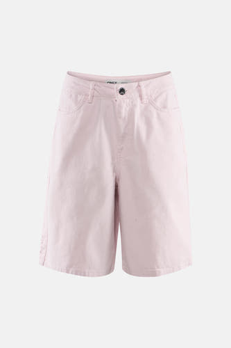 Short rose de ONLY, avec poches arrière et jambe droite.