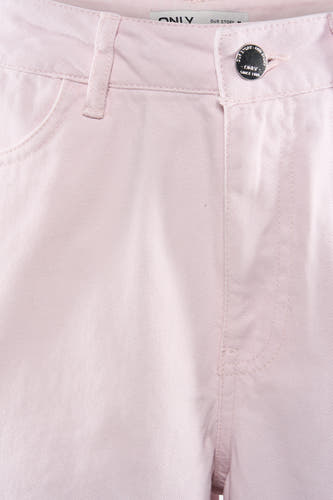 Short rose de ONLY, avec une fermeture à boutons et des poches à l'avant.