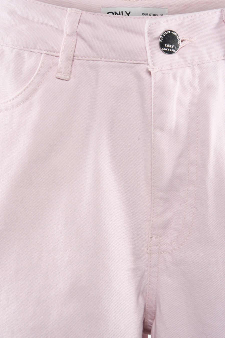 Short rose de ONLY, avec une fermeture à boutons et des poches à l'avant.