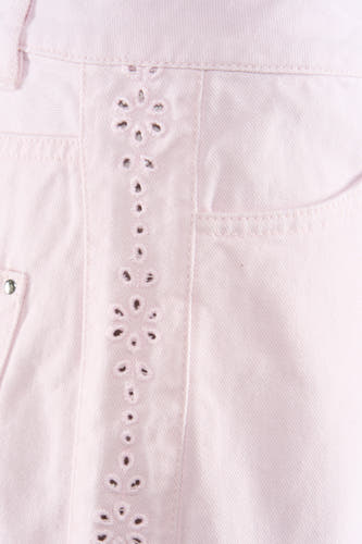 Short rose de ONLY, avec détails brodés et une poche sur le côté droit.