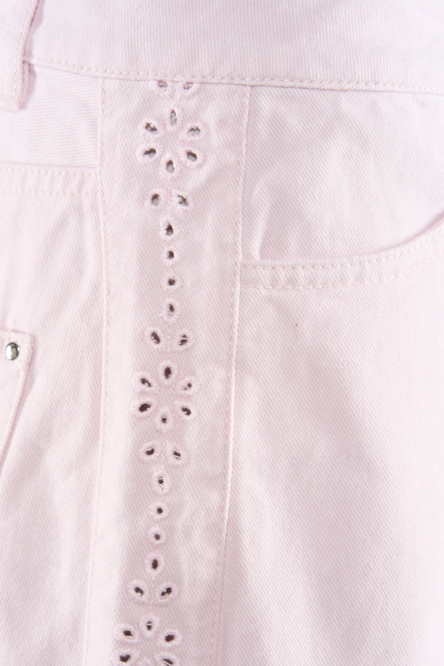 Short rose de ONLY, avec détails brodés et une poche sur le côté droit.