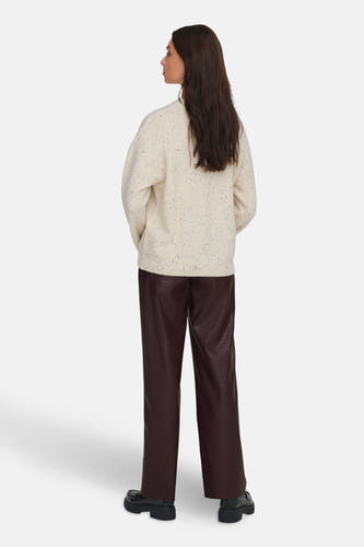 T-shirt écru avec col rond de JDY, vu de derrière, avec un pantalon marron foncé et des chaussures noires.