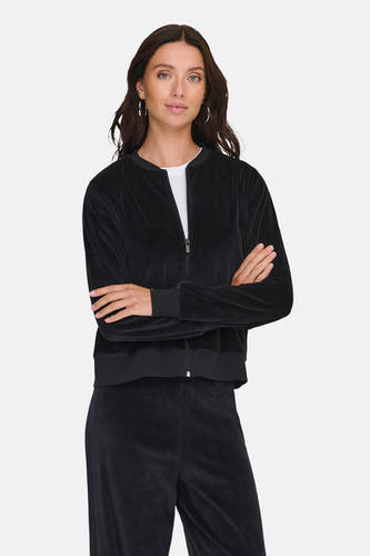 Gilet de pull-over noir de JDY, complet avec un short d'entraînement et des chaussures de sport correspondants.