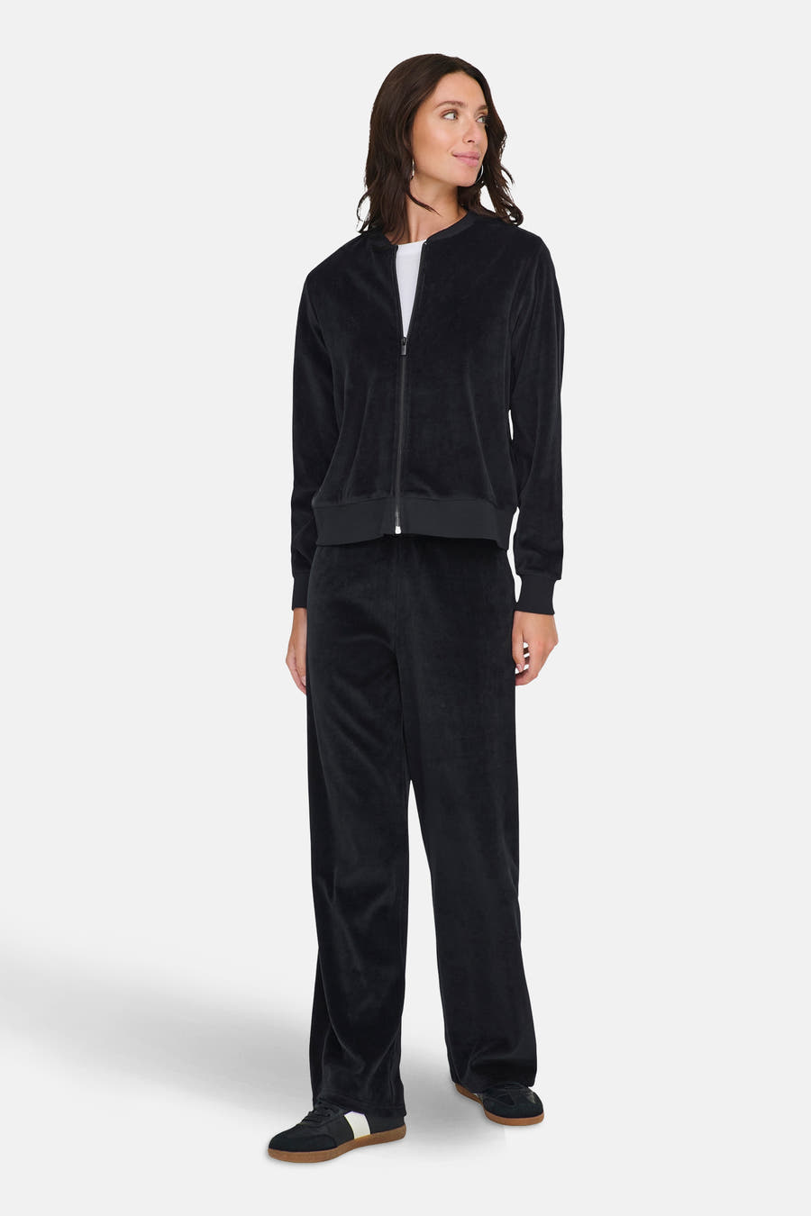 Zwart sweatergilet van JDY, compleet met bijpassende trainingsbroek en sportschoenen.
