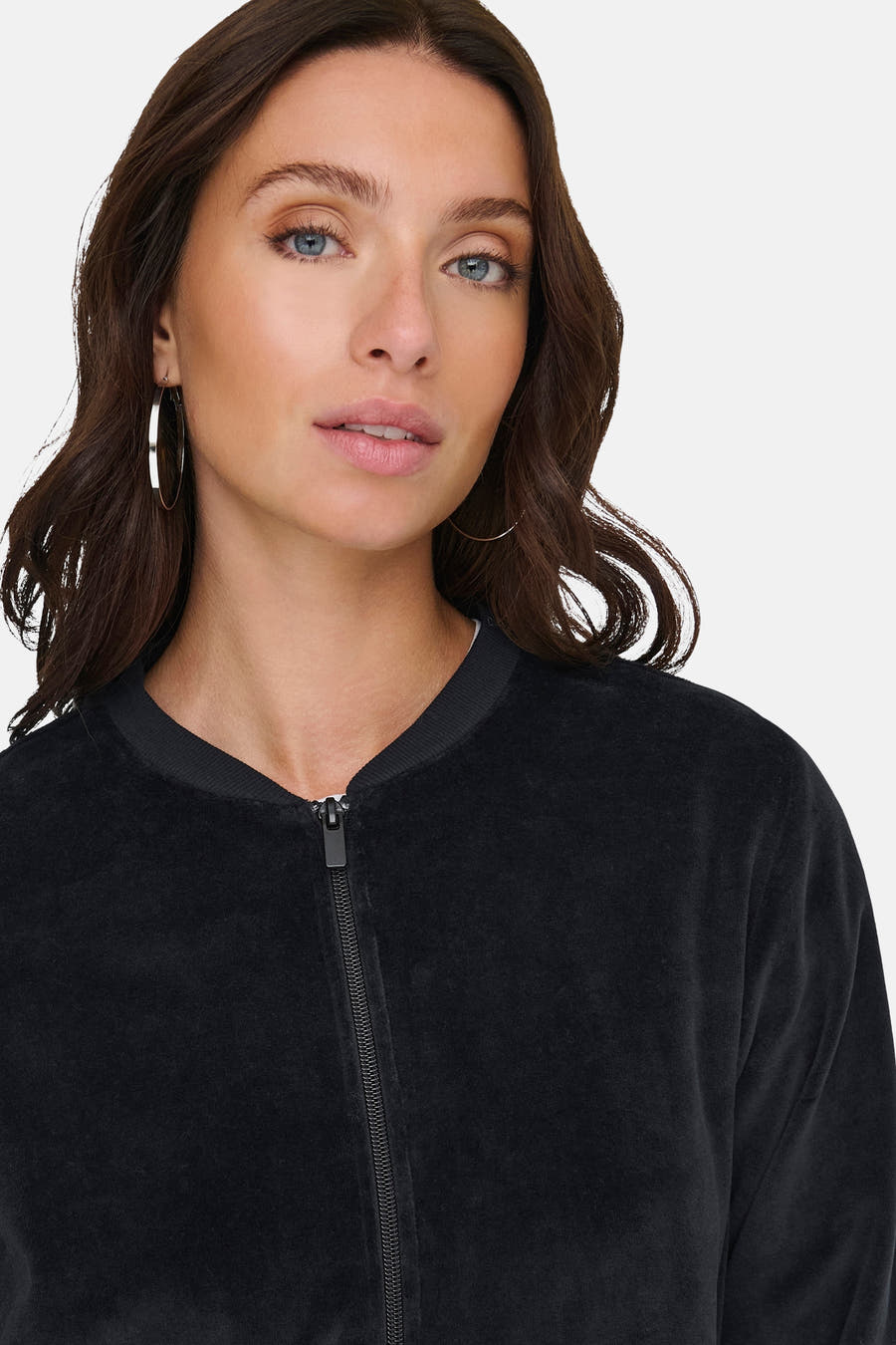 Gilet noir de JDY avec fermeture à glissière et longues manches.