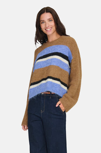 Gilet rond multicolore de ONLY, avec des rayures horizontales et associé à des jeans foncés et des bottes.