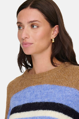 Sweat-shirt multicolore à col rond de ONLY, avec des rayures horizontales en brun, bleu, noir et blanc.