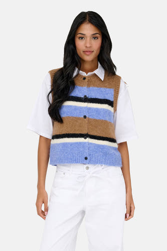T-shirt multicolore d'ONLY, porté sur une chemise blanche et un pantalon blanc avec des chaussures noires.