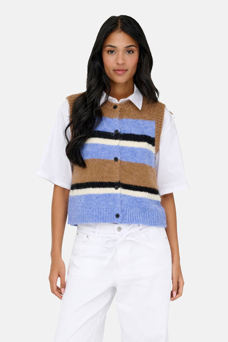 T-shirt multicolore d'ONLY, porté sur une chemise blanche et un pantalon blanc avec des chaussures noires.