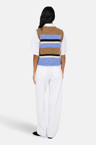 Veste multicolore de ONLY, avec des rayures horizontales brunes, bleues et noires, portée sur un t-shirt blanc et un pantalon blanc.