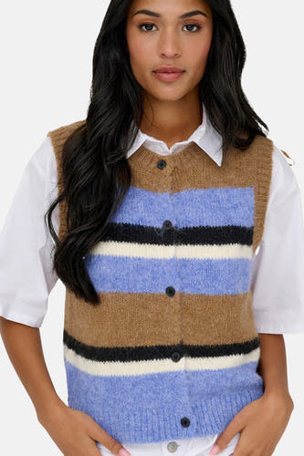 Gilet multicolore sans manches d'ONLY, avec des rayures horizontales et porté sur une chemise blanche.