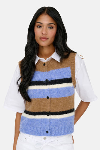 T-shirt multicolore d'ONLY, avec des rayures horizontales en bleu, marron, blanc et noir, porté sur un chemisier blanc.