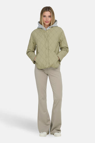 Groene korte jas van ONLY, met een geruit stiksel en gedragen met beige broek.
