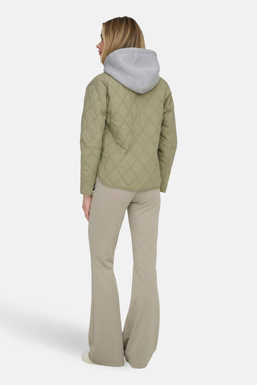Groene korte jas van ONLY® met ruitpatroon, gecombineerd met een grijze hoodie en beige broek.