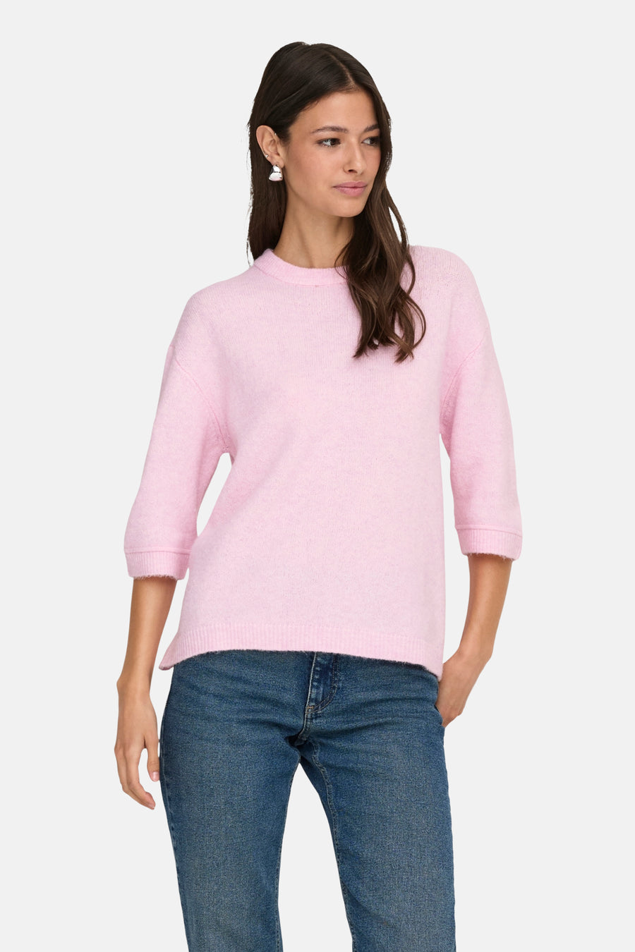 Vrouw met roze trui en blauwe jeans.