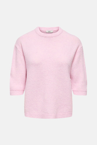 Roze trui met korte mouwen.