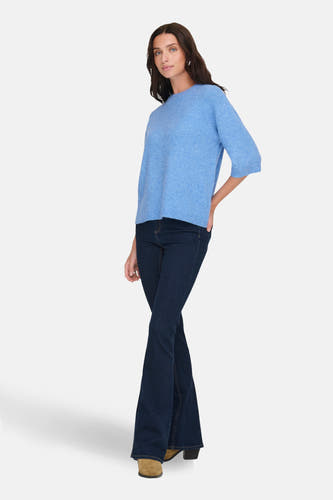 Blauwe trui met ronde hals van JDY, gedragen met donkere jeans en bruine hakken.
