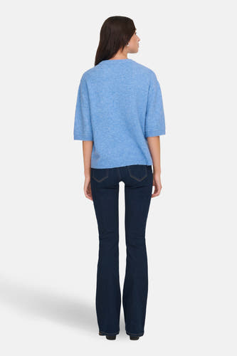 T-shirt bleu avec col rond de JDY, vu de derrière, associé à des jeans foncés.