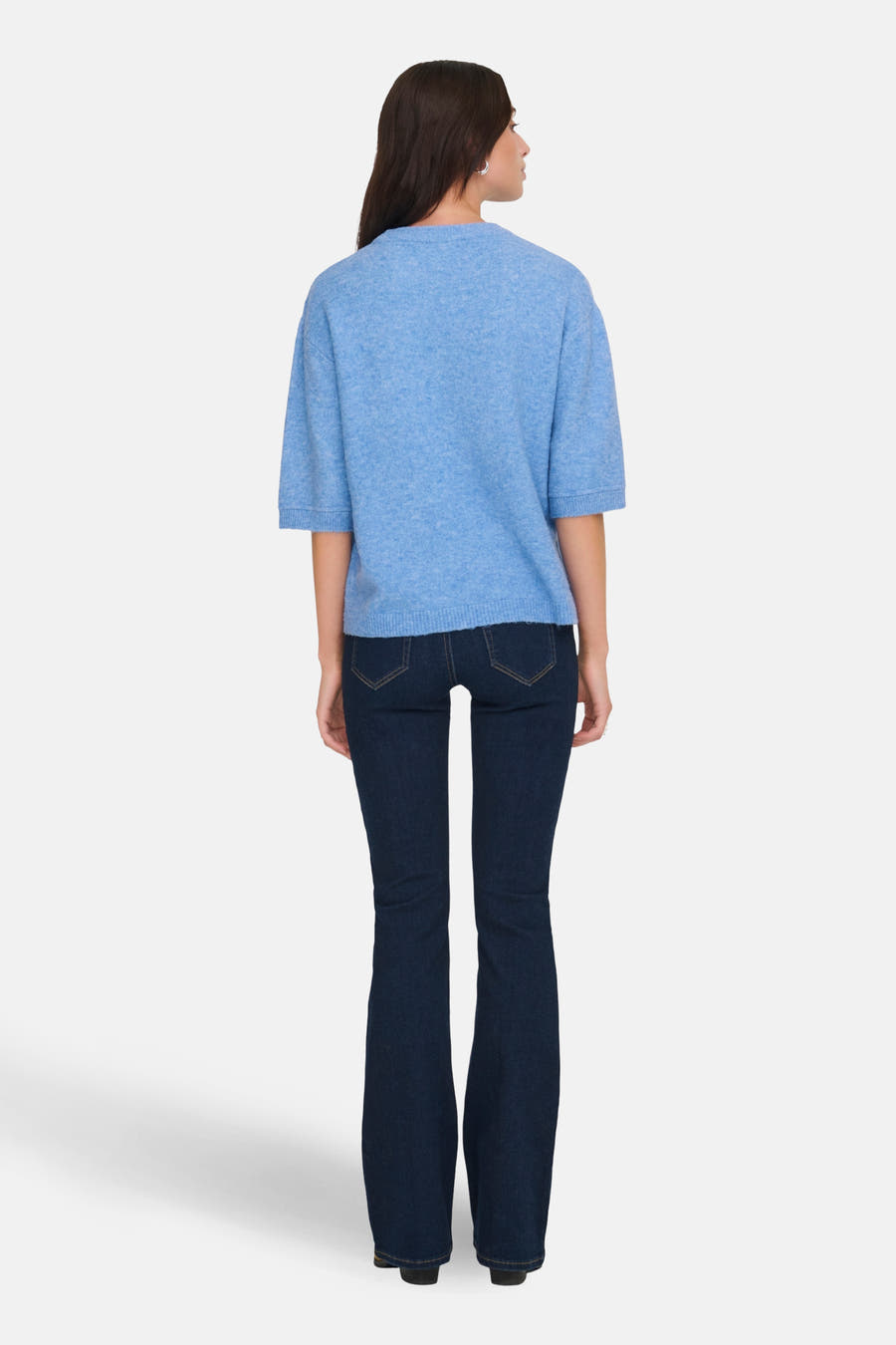 T-shirt bleu avec col rond de JDY, vu de derrière, associé à des jeans foncés.