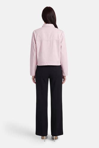 Manteau rose de ONLY, à manches longues, combiné avec un pantalon noir et des talons argentés.