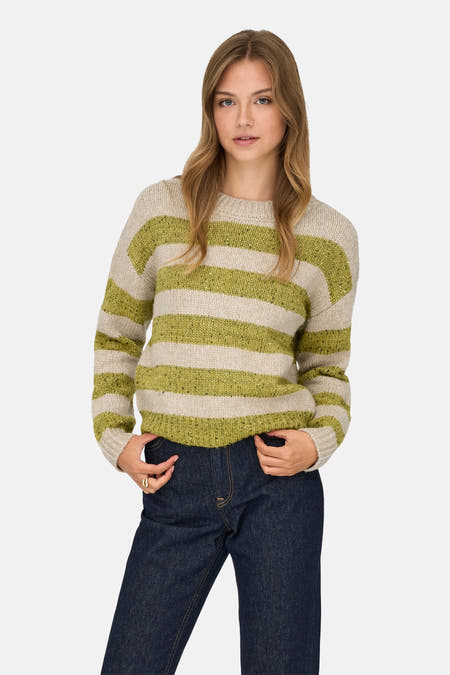 Sweat-shirt multicolore à col rond de ONLY®, avec des rayures horizontales, associé à des jeans bleu marine et des escarpins noirs.